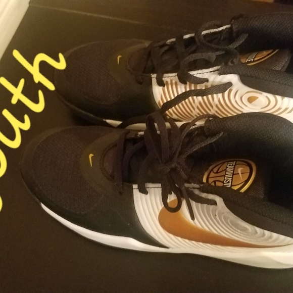 Youth size 4 Nike shoes - Picture 2 of 3